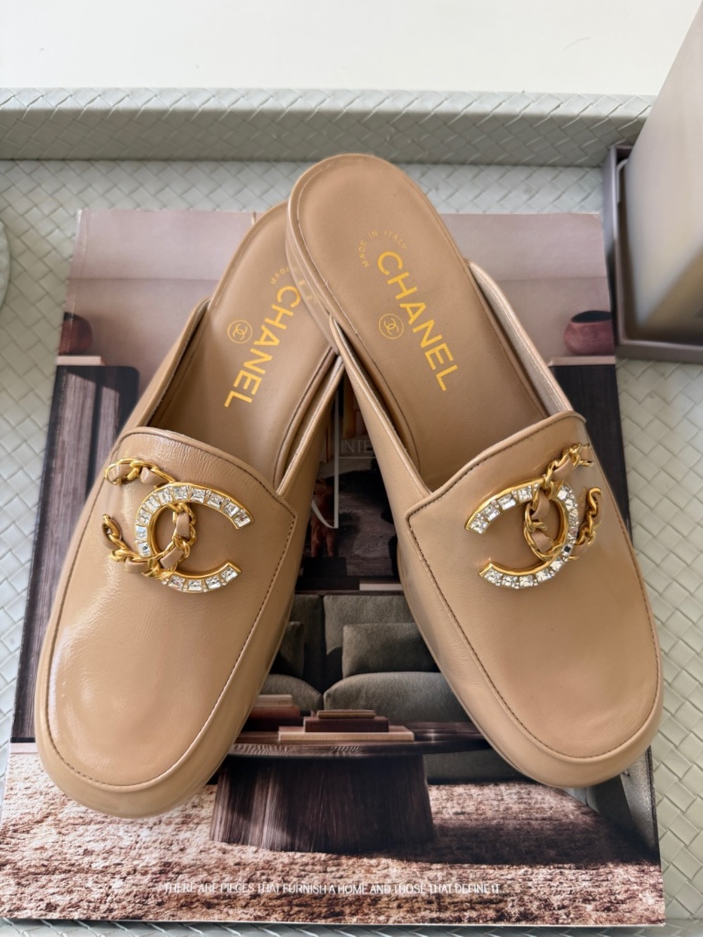 CHANEL GOLD CC LOGO WITH CRYSTALS CHAIN GOLD BEIGE NUDE PATENT LEATHER MULE 36.5 - Picture 7 of 17